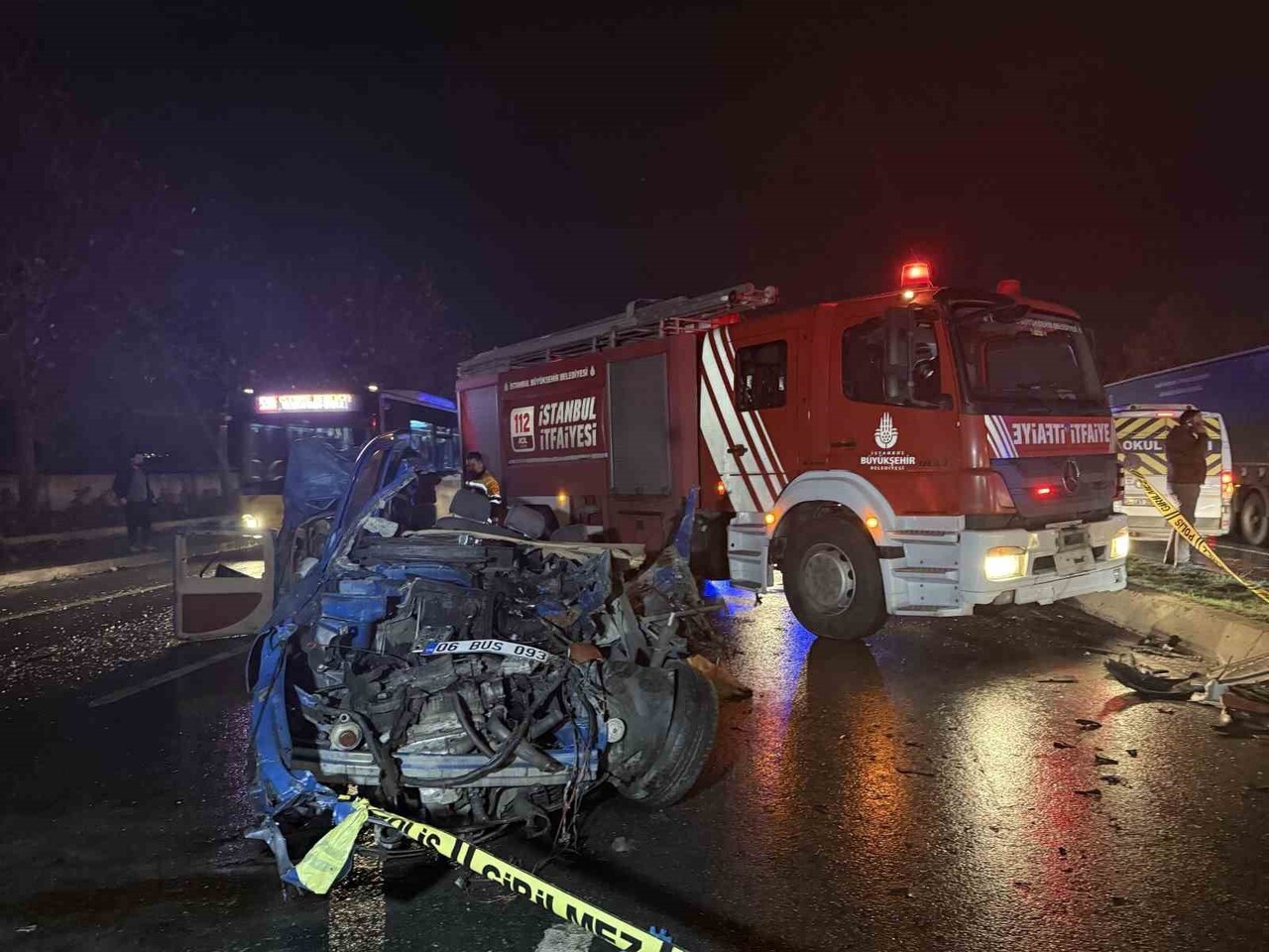 BAŞAKŞEHİR'DE, SEYİR HALİNDEKİ BETON MİKSERİ KONTROLDEN ÇIKARAK AYNI YÖNE VE KARŞI ŞERİTTEN GİDEN...