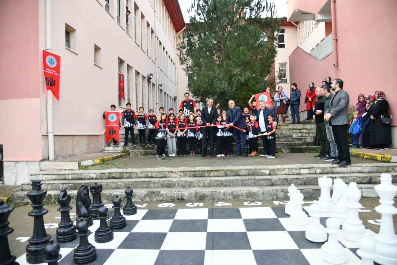 BAŞİSKELE'DEKİ MİSAK-I MİLLİ İLKOKULU BAHÇESİNE, BELEDİYE TARAFINDAN SATRANÇ OYUN ALANI...