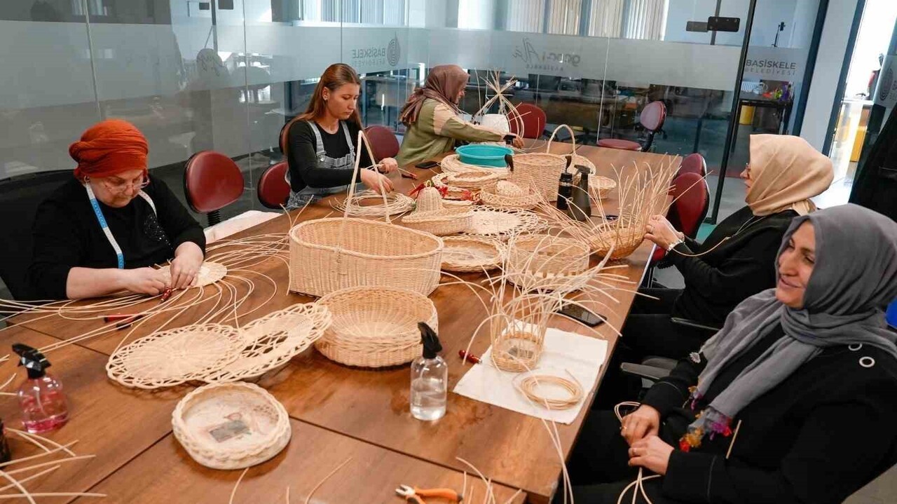 BAŞİSKELE BELEDİYESİ, HAYATA GEÇİRDİĞİ "GENC-İ ÂLÂ GENÇLİK MODELİ" ÇATISI ALTINDA DÜZENLEDİĞİ...