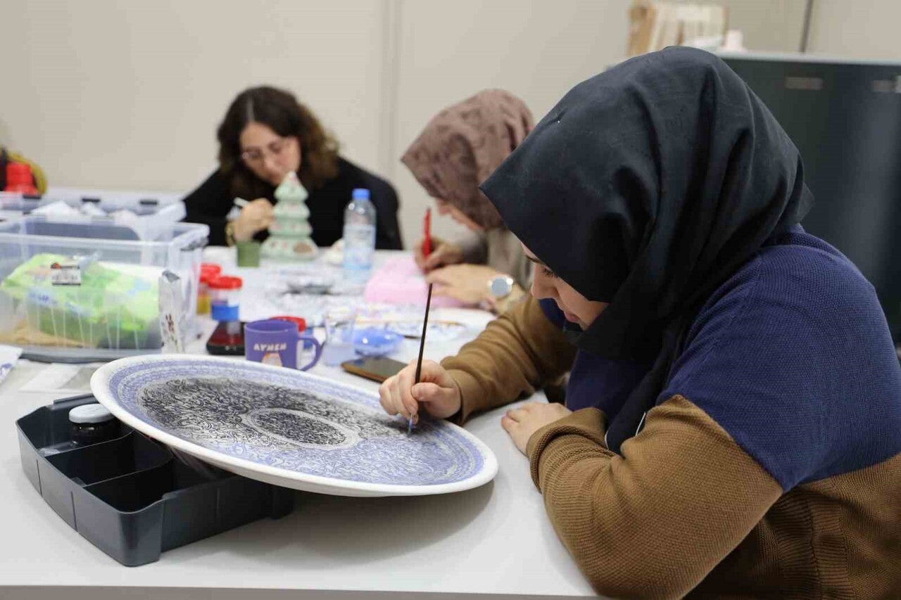 BAŞİSKELE BELEDİYESİ MESLEK EDİNDİRME VE HOBİ KURSLARI (BAŞ-MEK) BÜNYESİNDE AÇILAN ATÖLYEDE...