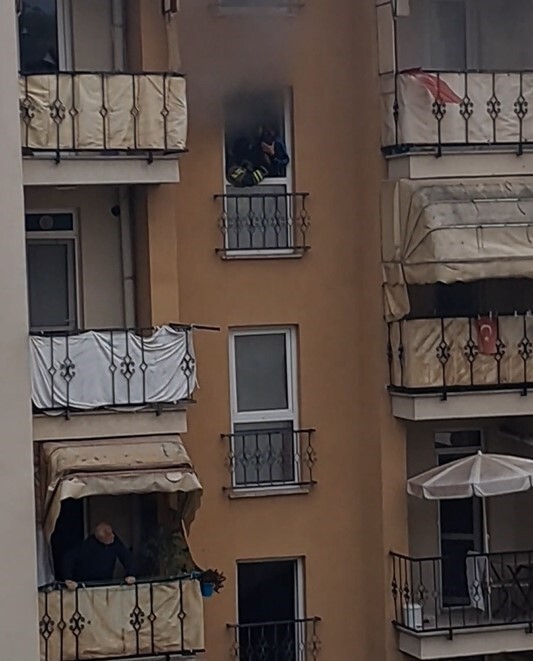 BAŞİSKELE İLÇESİNDE 5 KATLI APARTMANDA ÇIKAN YANGINDA MAHSUR KALAN KİŞİ, İTFAİYE EKİPLERİ...