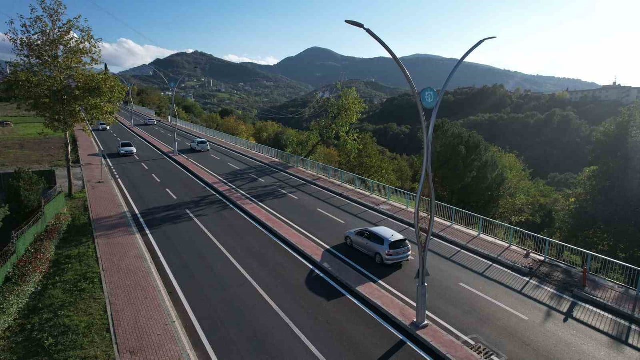 BAŞİSKELE İLÇESİNDE ULAŞIM KONFORUNU ARTIRMAK AMACIYLA HOCA AHMET YESEVİ CADDESİ'NDE BAŞLATILAN...