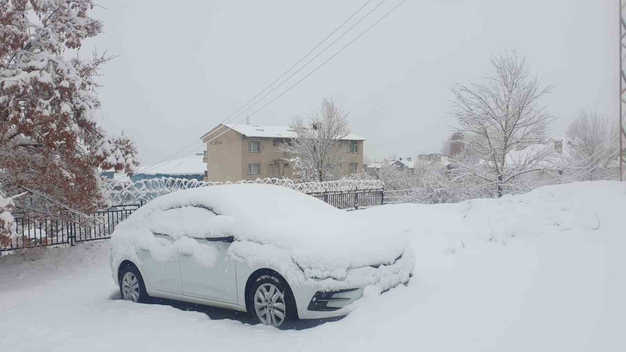 BAŞKALE İLÇESİNDE ETKİLİ OLAN YOĞUN KAR YAĞIŞI NEDENİYLE ARAÇLAR KAR ALTINDA KALIRKEN, 11 YERLEŞİM...