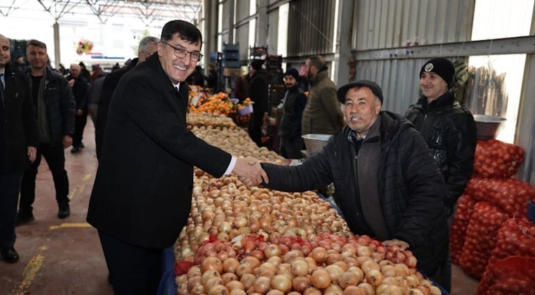 BAŞKAN EYÜP KAHVECİ, FATİH MAHALLESİ SEMT PAZARI’NDA ESNAF VE VATANDAŞLARLA BULUŞTU