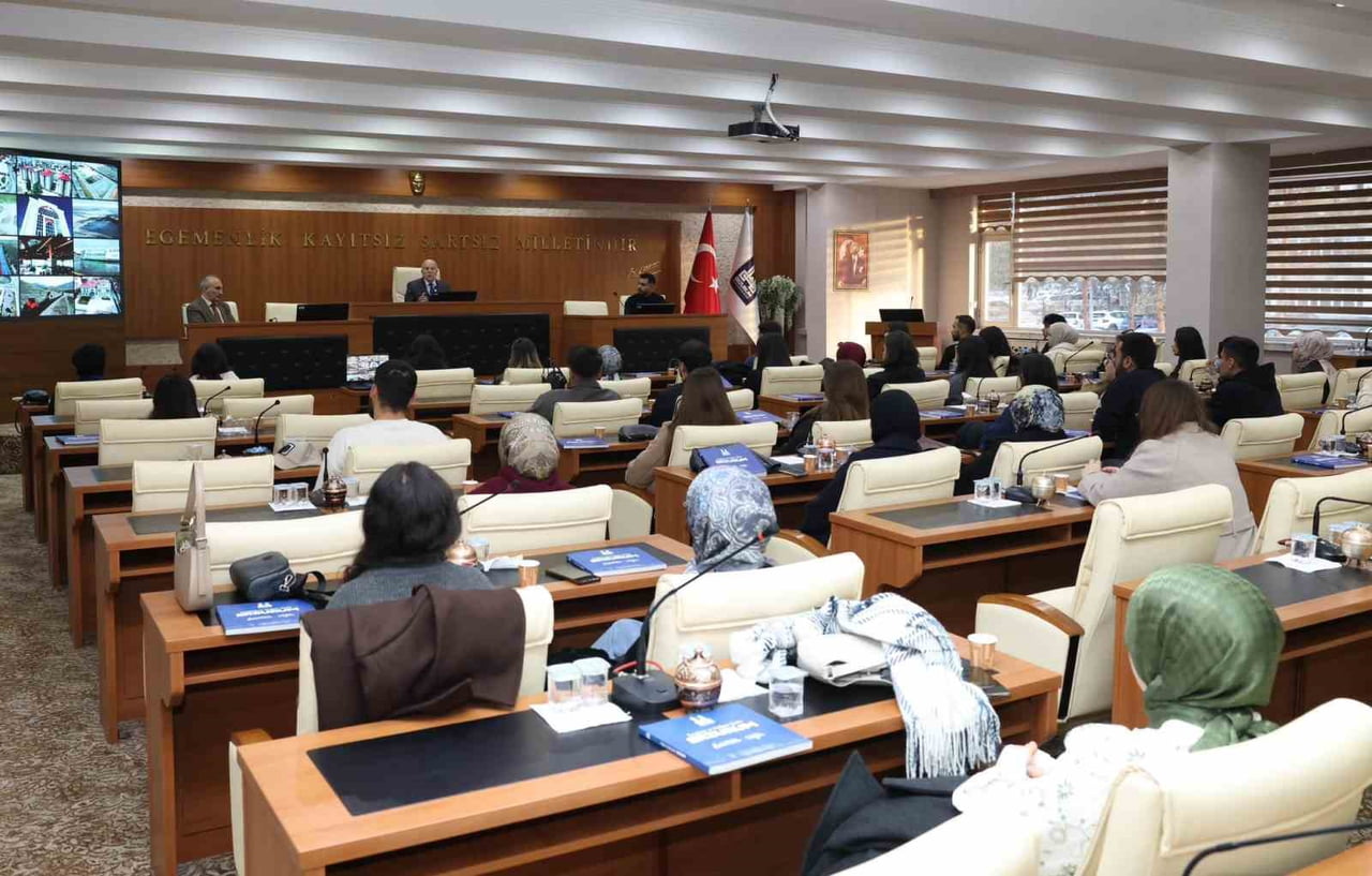 BAŞKAN SEKMEN, EBYÜ HUKUK FAKÜLTESİ ÖĞRENCİLERİNİ AĞIRLADI