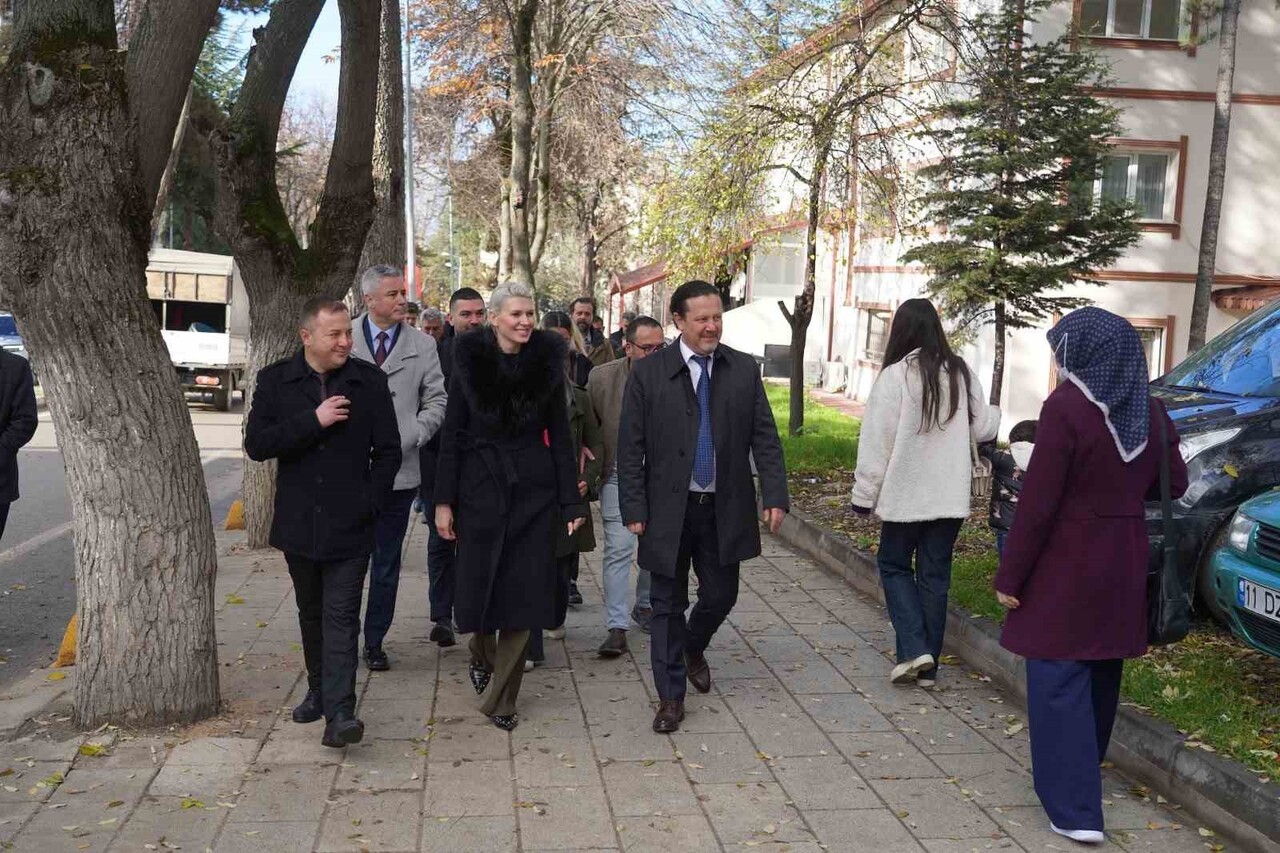 BAŞKAN SUBAŞI İLÇELERDE MİLLETVEKİLİ GİBİ KARŞILANIYOR