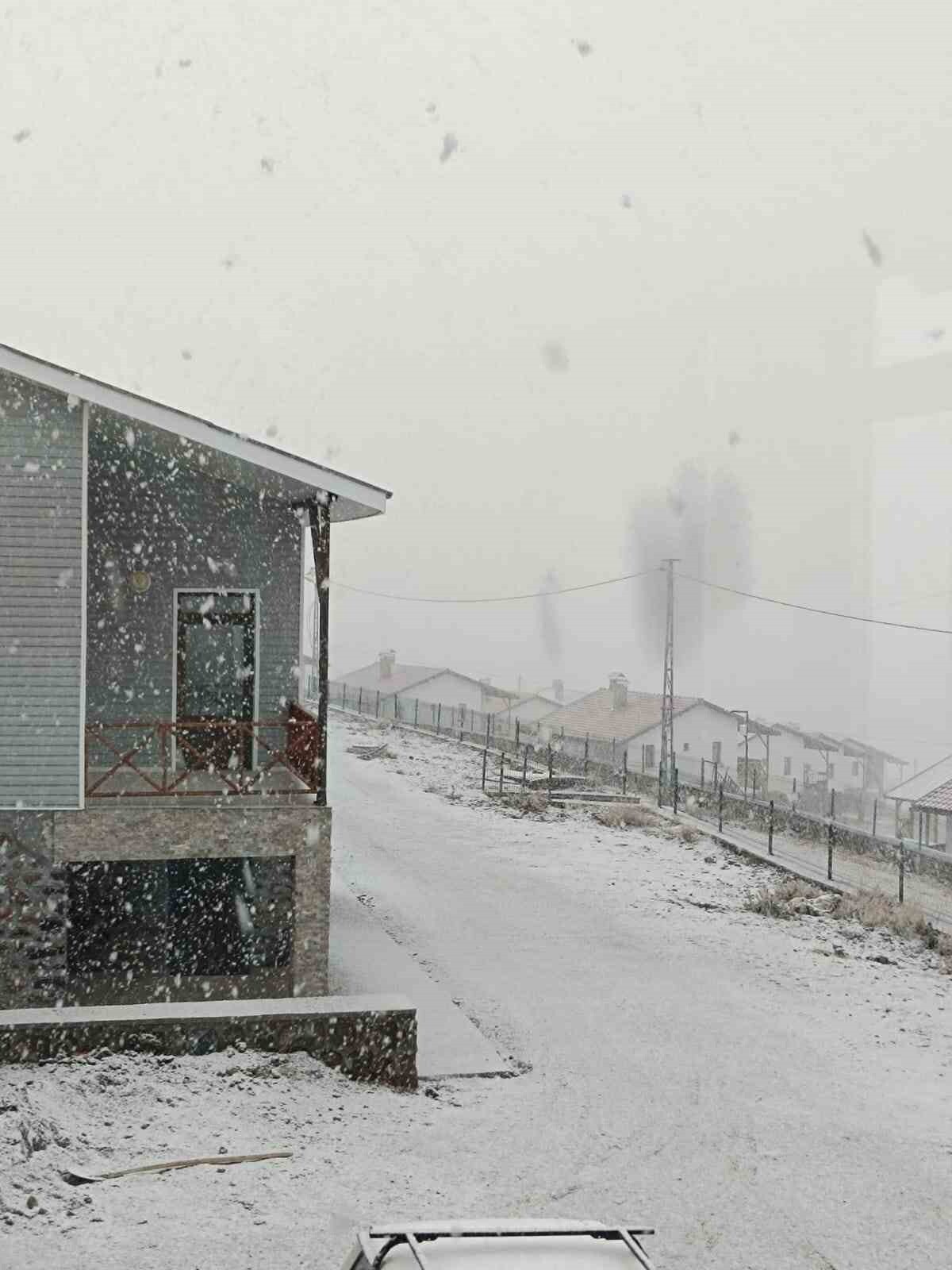 BAŞKENTTE MEVSİMİN İLK KAR YAĞIŞI BEYPAZARI İLÇESİNİN YÜKSEK KESİMLERİNDE ETKİLİ...