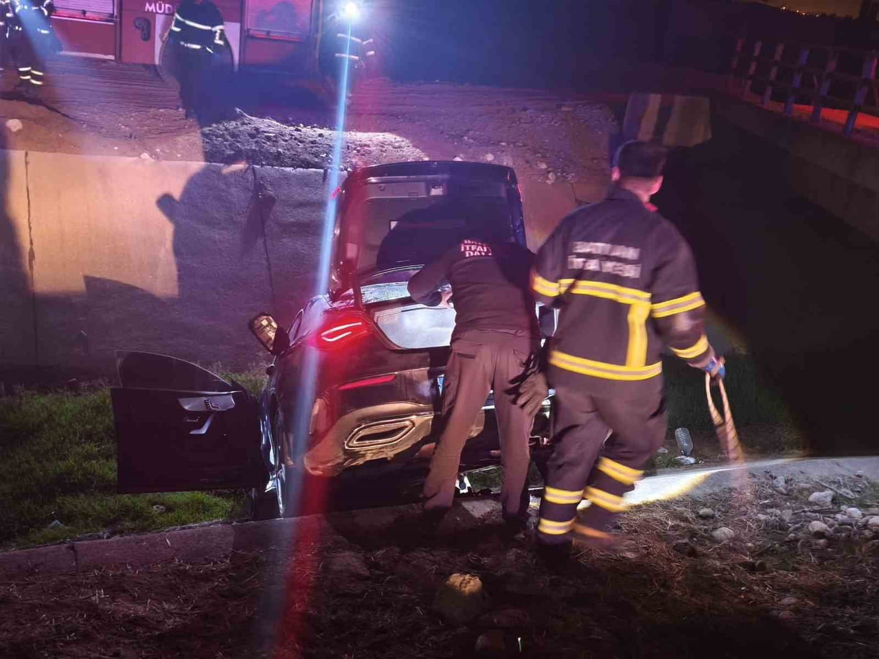 BATMAN'DA KONTROLDEN ÇIKAN OTOMOBİL SU KANALINA DÜŞTÜ