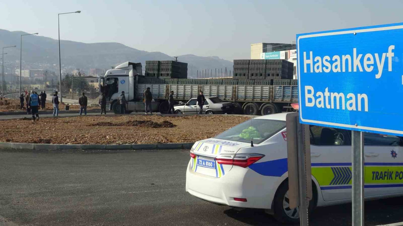 BATMAN'IN GERCÜŞ İLÇESİNDE KAVŞAKTA DÖNÜŞ YAPAN TIR OTOMOBİLE ÇARPTI. KAZA MADDİ HASARLA...