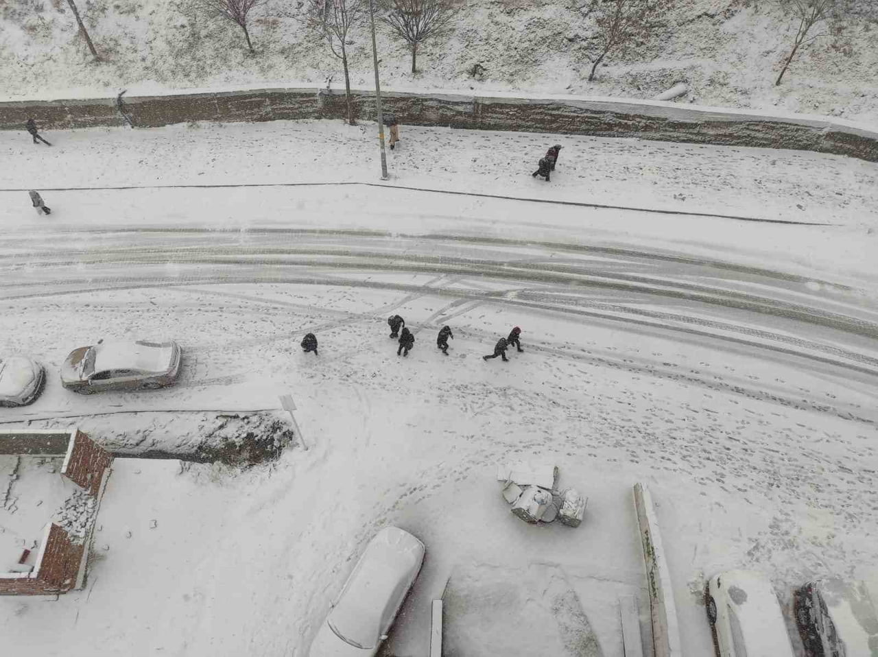 BATMAN'IN SASON İLÇESİNDE ETKİLİ OLAN KAR YAĞIŞI, BUZLANMA VE DON TEHLİKESİ NEDENİYLE EĞİTİME BİR...