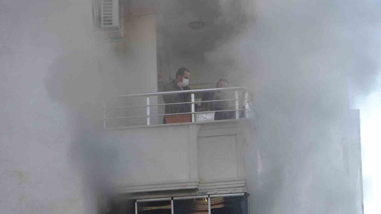 BATMAN’DA APARTMAN YANGINI, 20’DEN FAZLA KİŞİ İTFAİYE MERDİVENİYLE KURTARILDI