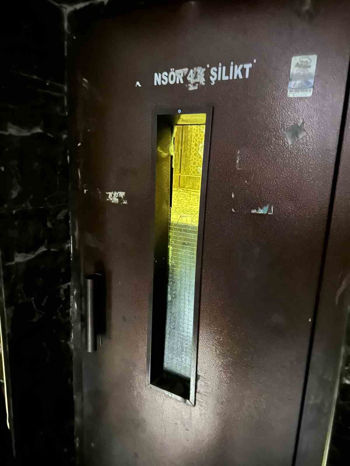 BATMAN KENT MERKEZİNDE BİR BİNANIN ASANSÖRÜNDE MAHSUR KALAN VATANDAŞ, İTFAİYE EKİPLERİNİN HIZLI...