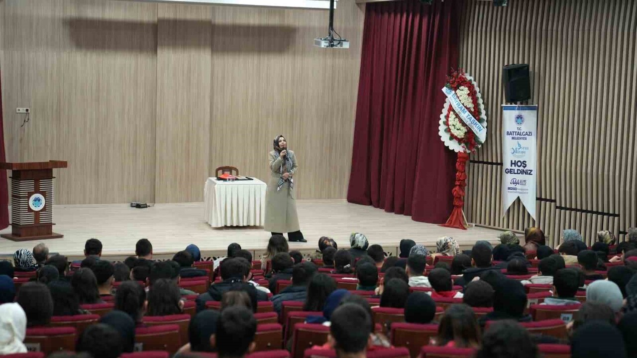 BATTALGAZİ BELEDİYESİ TARAFINDAN DÜZENLENEN "UZAKTAN SEVMEK KUDÜS" KONFERANSINDA KONUŞAN...