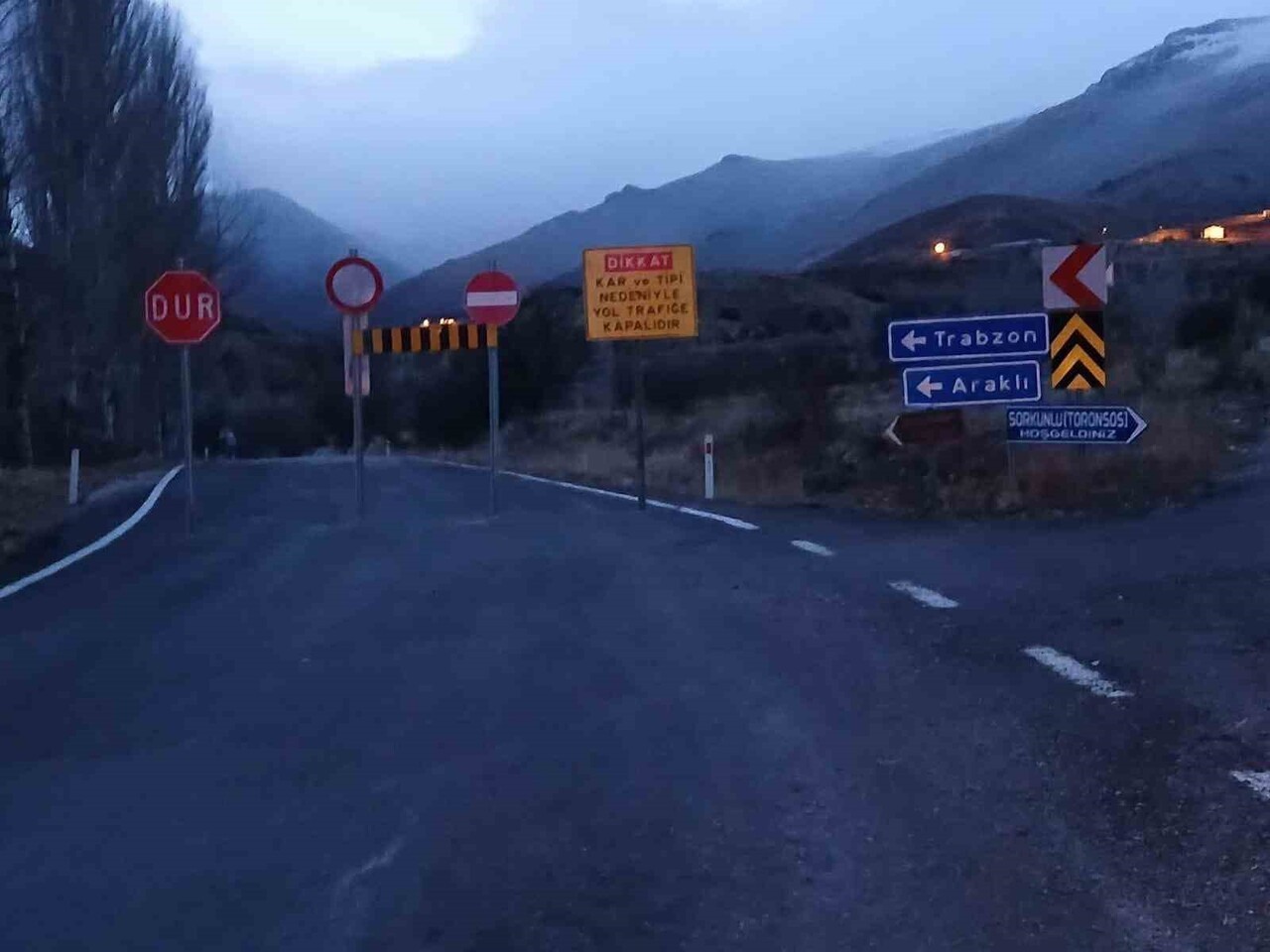 BAYBURT'TA BAZI KÖY YOLLARI VE GEÇİTLER YOĞUN KAR NEDENİYLE ULAŞIMA KAPATILDI