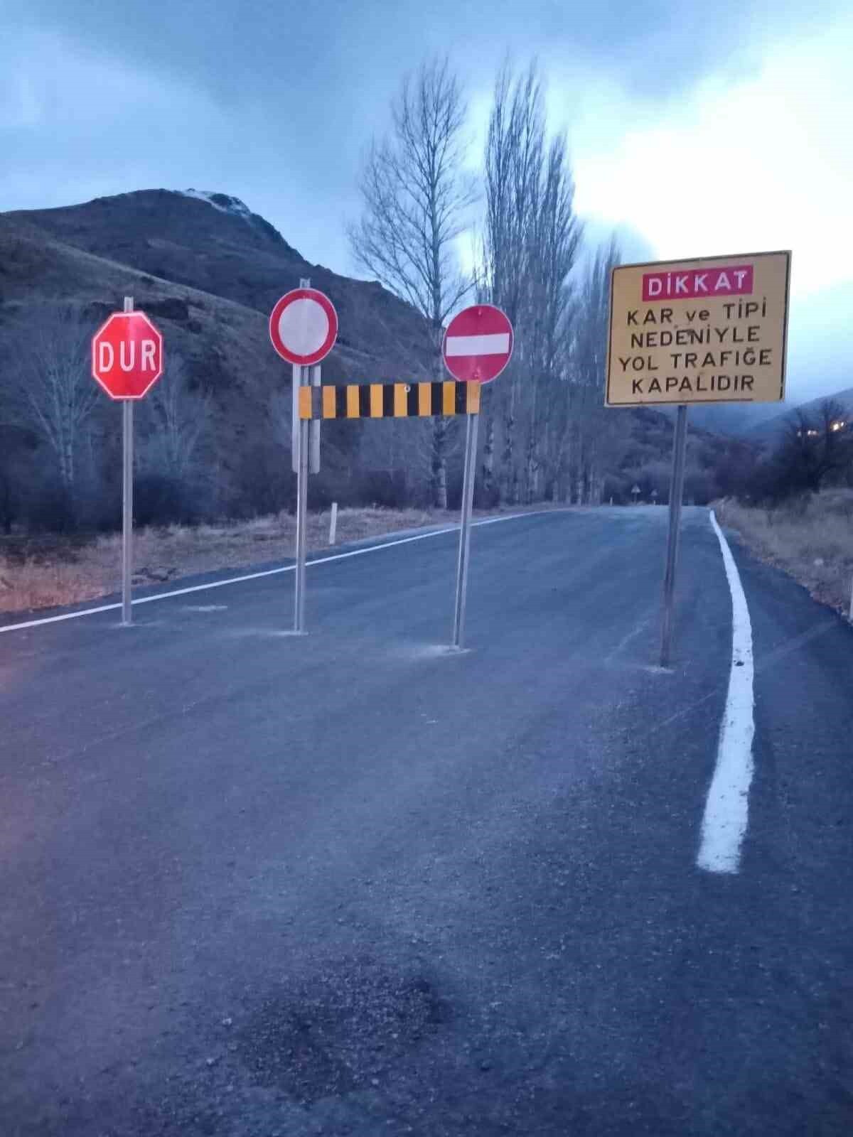 BAYBURT'TA BAZI KÖY YOLLARI VE GEÇİTLER YOĞUN KAR NEDENİYLE ULAŞIMA KAPATILDI