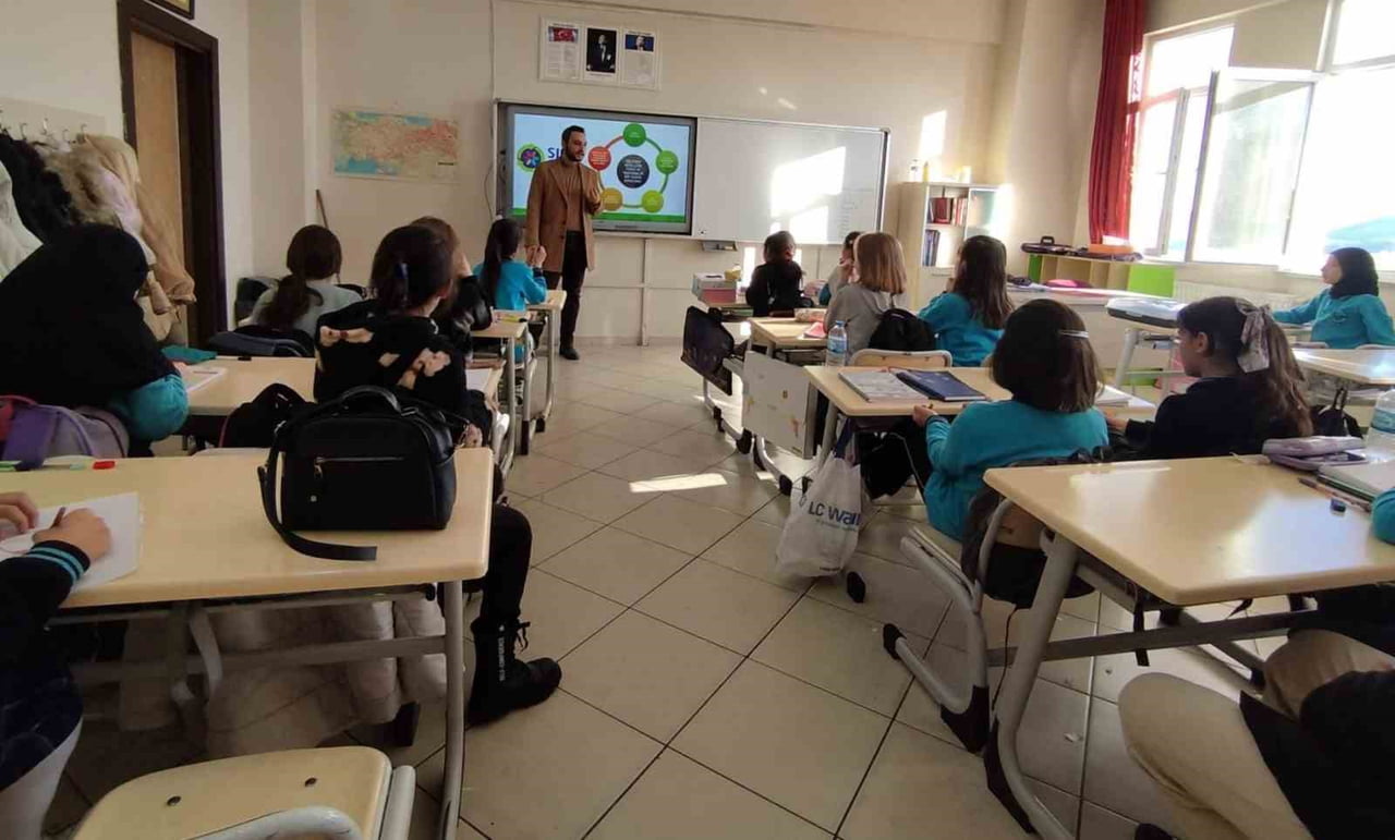 BAYBURT'TA ÖĞRENCİLERE SIFIR ATIK VE ÇEVRE FARKINDALIĞI EĞİTİMİ VERİLDİ