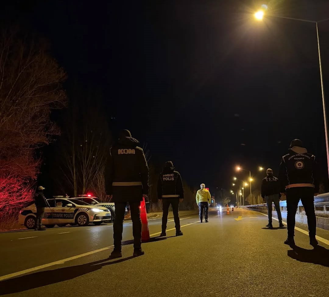 BAYBURT İL EMNİYET MÜDÜRLÜĞÜ, VATANDAŞLARIN YENİ YILA HUZUR VE GÜVEN İÇİNDE GİRMESİ AMACIYLA KENT...
