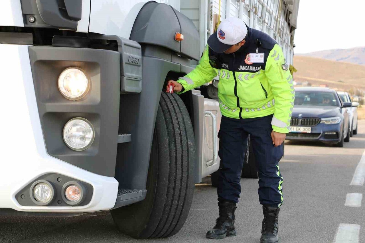 BAYBURT İL JANDARMA KOMUTANLIĞI EKİPLERİ TRAFİK GÜVENLİĞİ DENETİMLERİNİ SÜRDÜRÜYOR