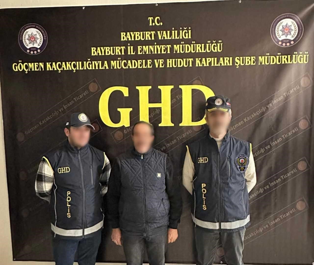 BAYBURT’TA 2 DÜZENSİZ GÖÇMEN İLE 1 GÖÇMEN KAÇAKÇISI YAKALANDI