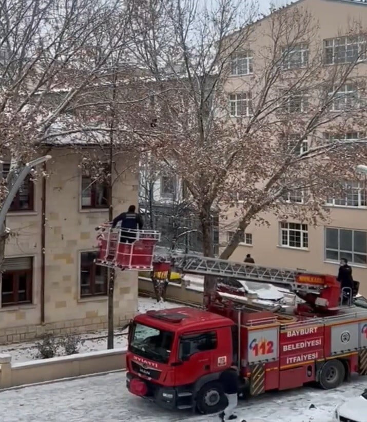 BAYBURT’TA AĞAÇ DALLARINA DOLANAN KARGAYI İTFAİYE KURTARDI
