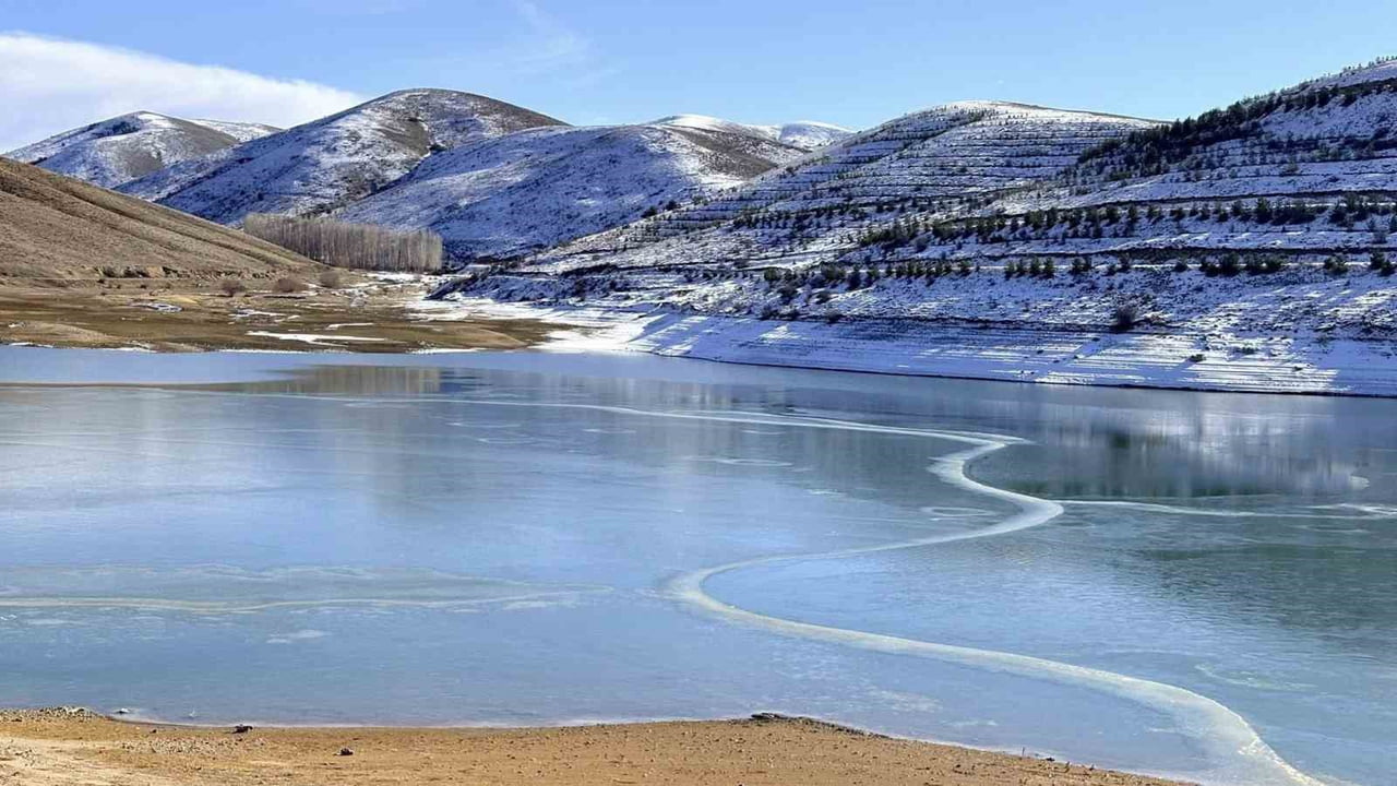 BAYBURT’TA GÖLET BUZ TUTTU, SOĞUK HAVA ETKİSİNİ ARTIRDI