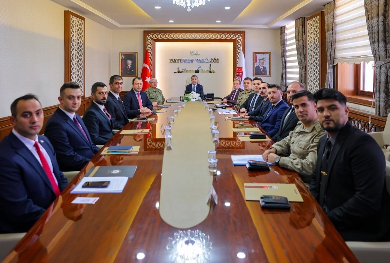 BAYBURT’TA GÜVENLİK VE ASAYİŞ TEDBİRLERİ MASAYA YATIRILDI