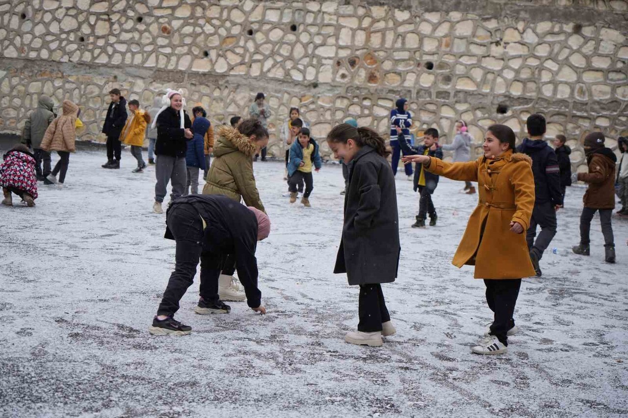BAYBURT’TA MEVSİMİN İLK KARI DÜŞTÜ: ÖĞRENCİLER BAHÇEYE KOŞTU