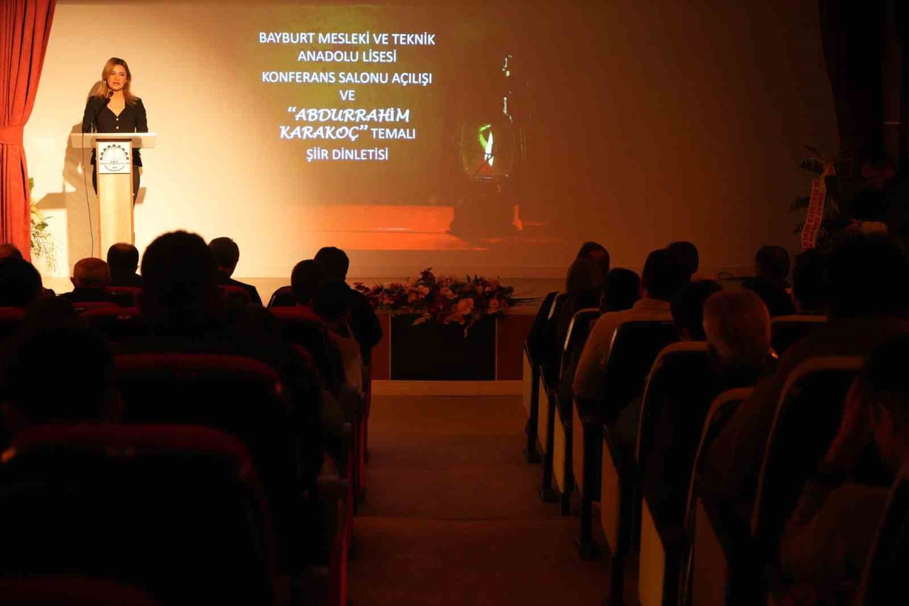 BAYBURT’TA SIFIR ATIKLA YAPILAN KONFERANS SALONU ŞİİR PROGRAMIYLA HİZMETE AÇILDI