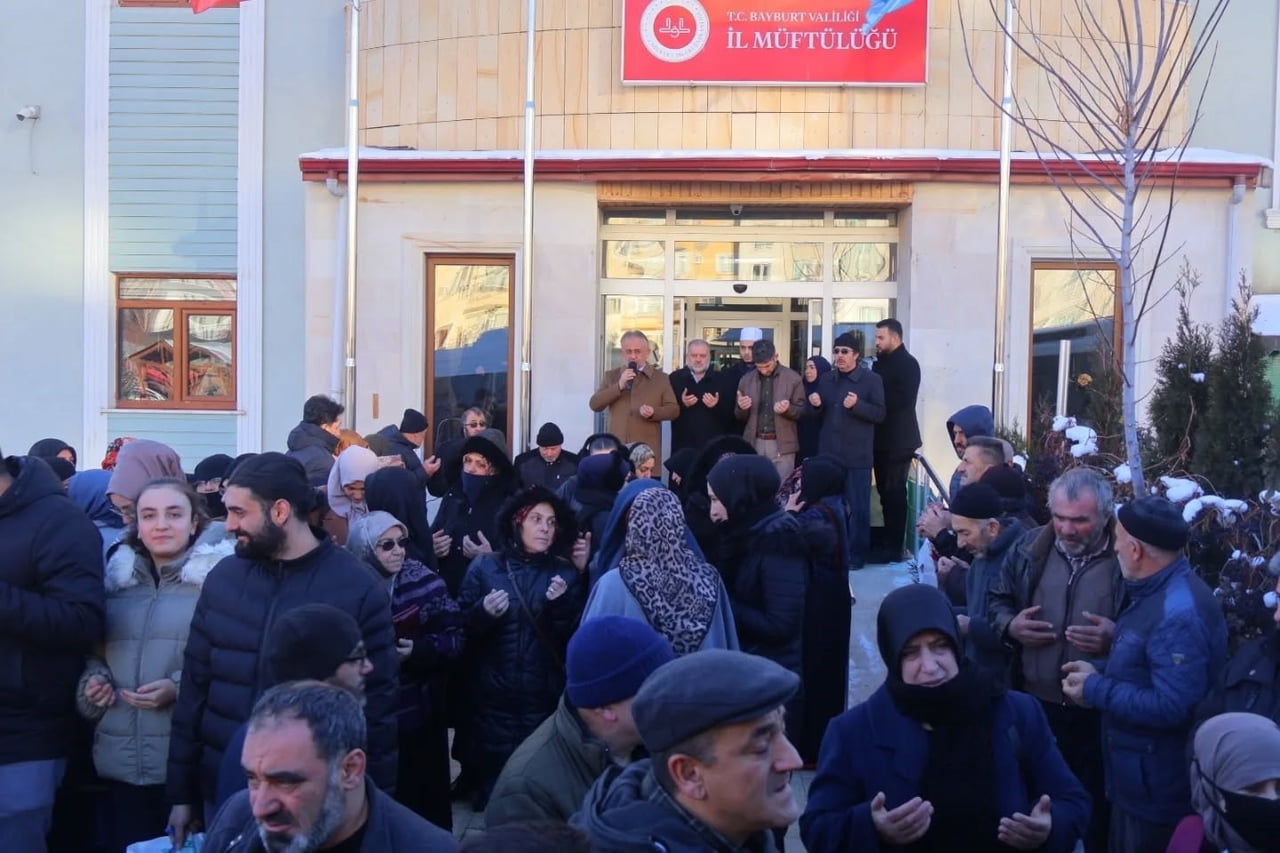 BAYBURT’TAN UMRE YOLCULARI DUALARLA UĞURLANDI