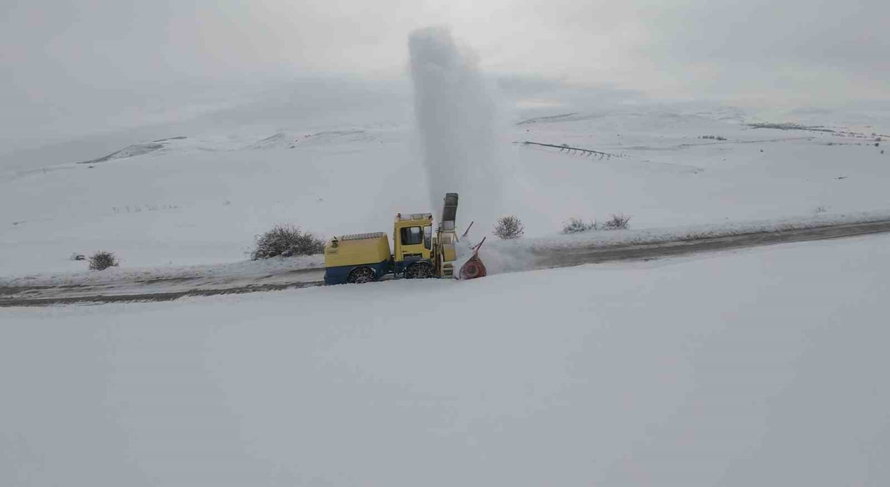 BAYBURT’UN KÖY YOLLARINDA KARLA MÜCADELEYE BAŞLANDI