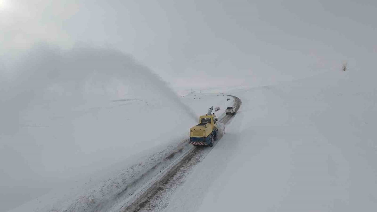 BAYBURT’UN KÖY YOLLARINDA KARLA MÜCADELEYE BAŞLANDI
