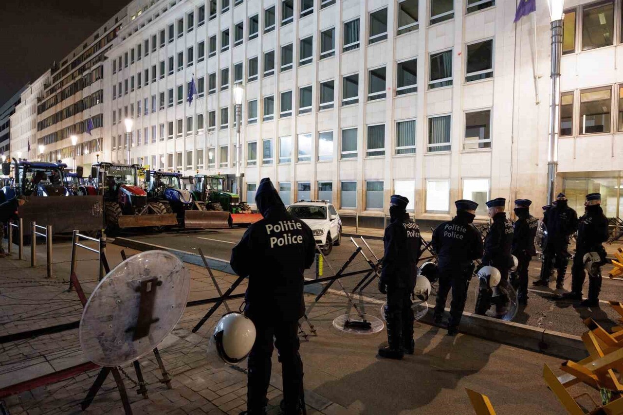BELÇİKA’NIN BAŞKENTİ BRÜKSEL’DE TRAKTÖRLERİYLE TOPLANMAYA BAŞLAYAN AVRUPALI ÇİFTÇİLER,  AVRUPA...