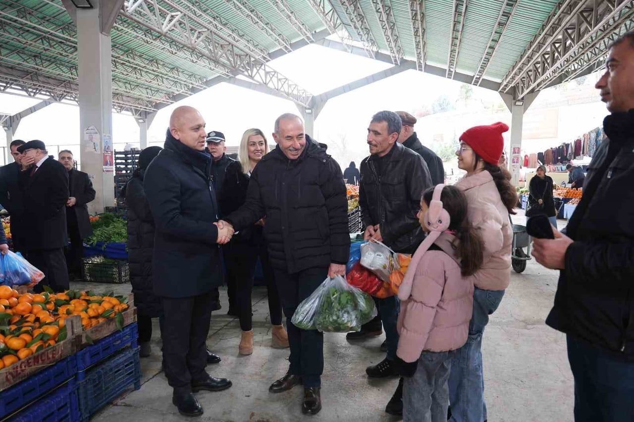 BELEDİYE BAŞKANI AHMET ÖNAL PAZARDA VATANDAŞLARLA BİR ARAYA GELDİ (ARŞİV)
