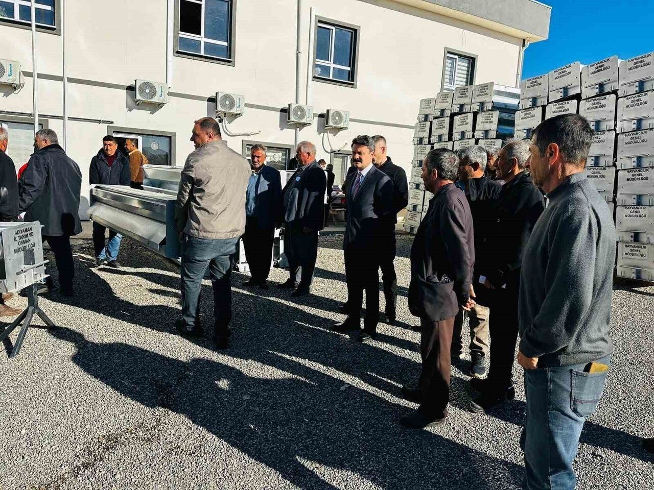 BESNİ’DE 84 YETİŞTİRİCİYE OTOMATİK YEMLİK DAĞITILDI