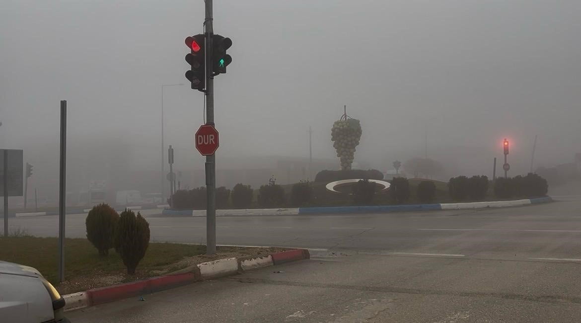 BESNİ’DE YOĞUN SİS VE SAĞANAK YAĞIŞ HAYATI OLUMSUZ ETKİLEDİ