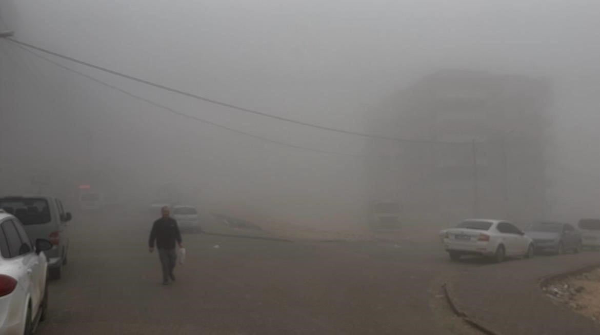 BESNİ’DE YOĞUN SİS VE SAĞANAK YAĞIŞ HAYATI OLUMSUZ ETKİLEDİ