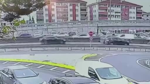 Beton bariyere çarpan otomobil devrilip böyle sürüklendi