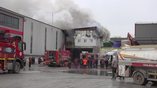 Beton fabrikasında yangın: 2 işçi dumandan etkilendi