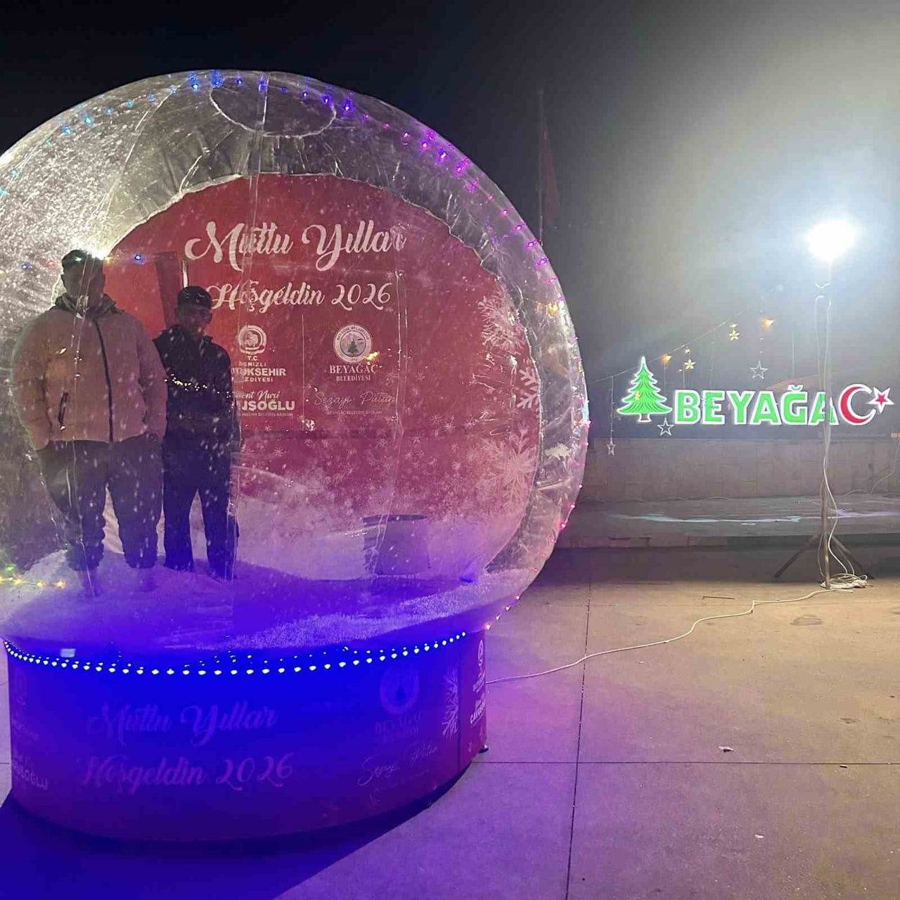 BEYAĞAÇ BELEDİYESİ VATANDAŞLARIN YILBAŞI HATIRALARINI RENKLİ ŞEKİLDE ÖLÜMSÜZLEŞTİRMELERİ İÇİN...