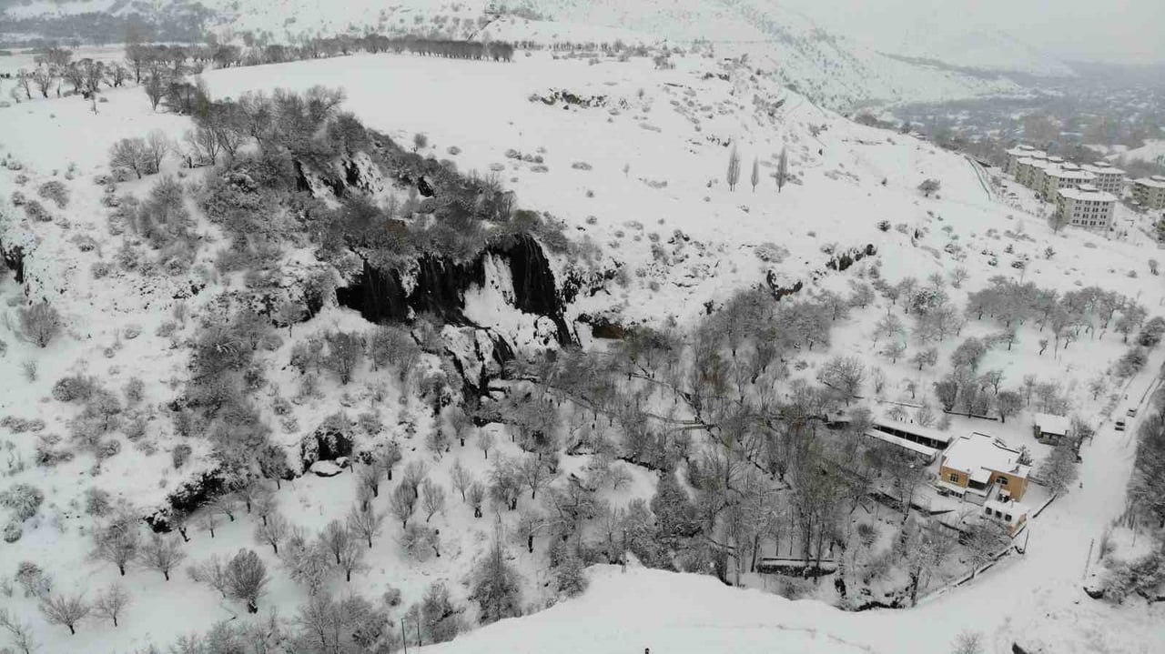 BEYAZ GELİNLİĞİNİ GİYEN GİRLEVİK ŞELALESİ KIŞIN DA GÖZ KAMAŞTIRIYOR