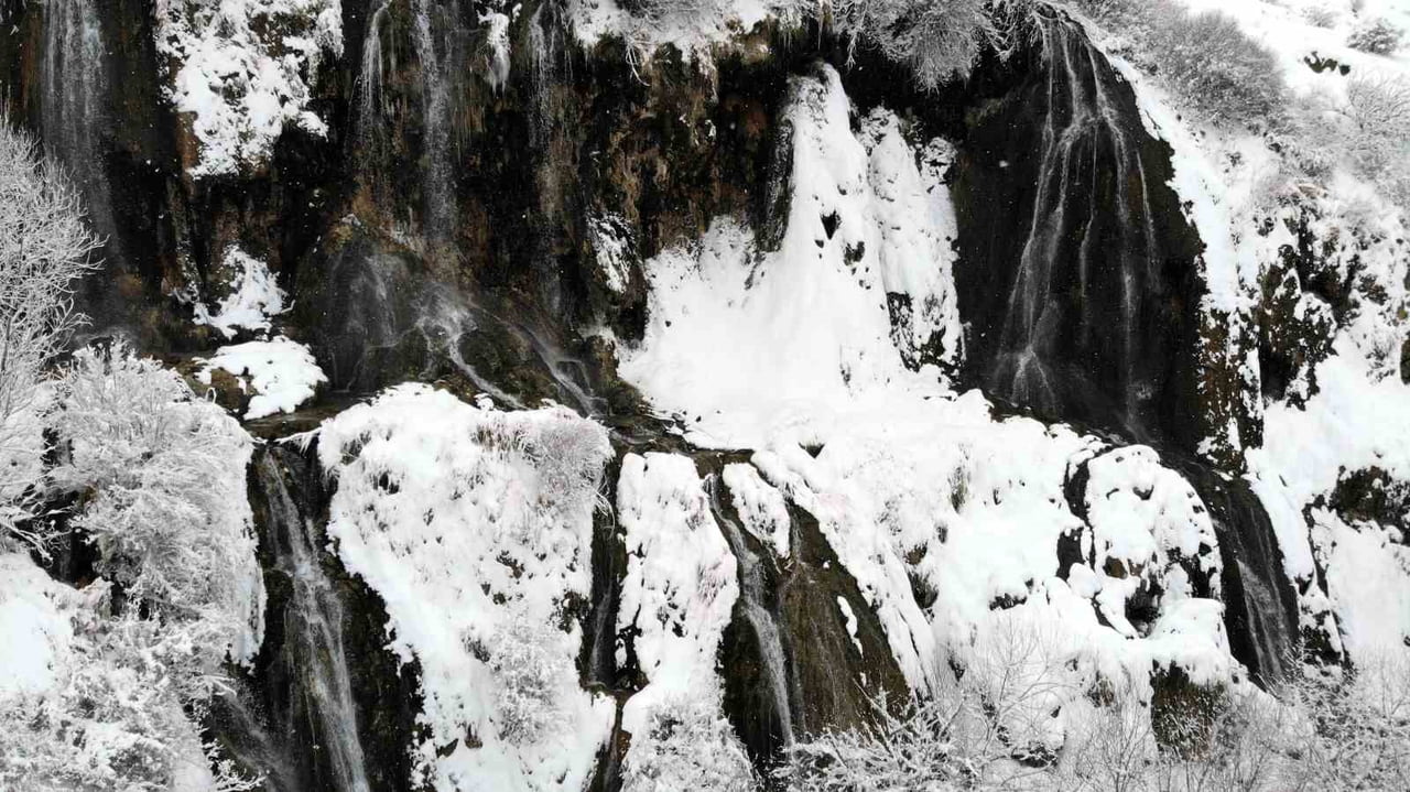 BEYAZ GELİNLİĞİNİ GİYEN GİRLEVİK ŞELALESİ KIŞIN DA GÖZ KAMAŞTIRIYOR