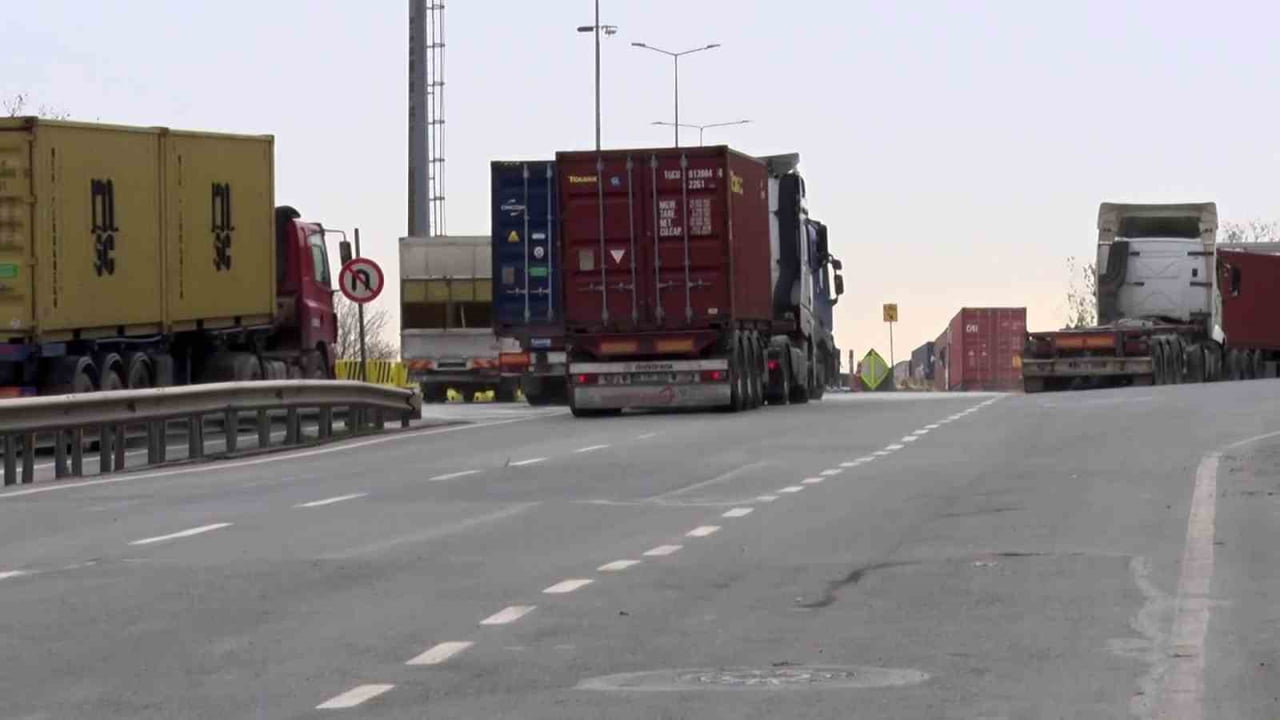 BEYLİKDÜZÜ'NDE BULUNAN AMBARLI LİMAN'NDA TIR YOĞUNLUĞU, HALKI ÇİLEDEN ÇIKARDI.