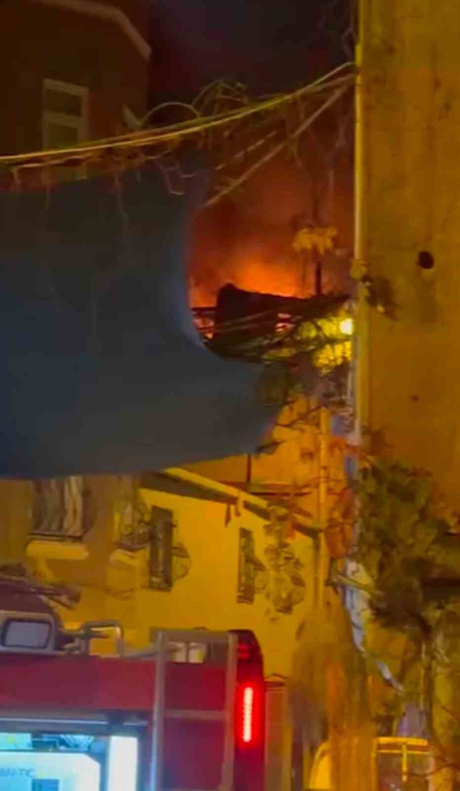 BEYOĞLU’NDA 3 KATLI BİNANIN TERAS KATINDA YANGIN ÇIKTI. KISA SÜREDE BÜYÜYEN ALEVLER PANİĞE NEDEN...