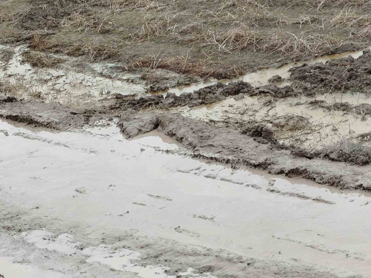 BEYPAZARI’NDA MEYDANA GELEN HEYELAN NEDENİYLE BEYPAZARI-ADAÖREN MAHALLE YOLU TRAFİĞE KAPATILDI....