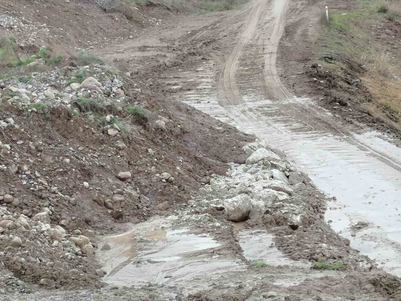 BEYPAZARI’NDA MEYDANA GELEN HEYELAN NEDENİYLE BEYPAZARI-ADAÖREN MAHALLE YOLU TRAFİĞE KAPATILDI....