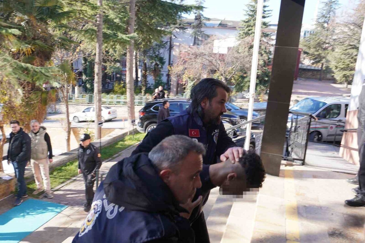 BİLECİK'TE 18 YAŞINDAKİ FIRAT YAKUT İSİMLİ ŞAHIS, 15 GÜN ARAYLA BİR KİŞİYİ BIÇAKLADI, BİR KİŞİYİ...