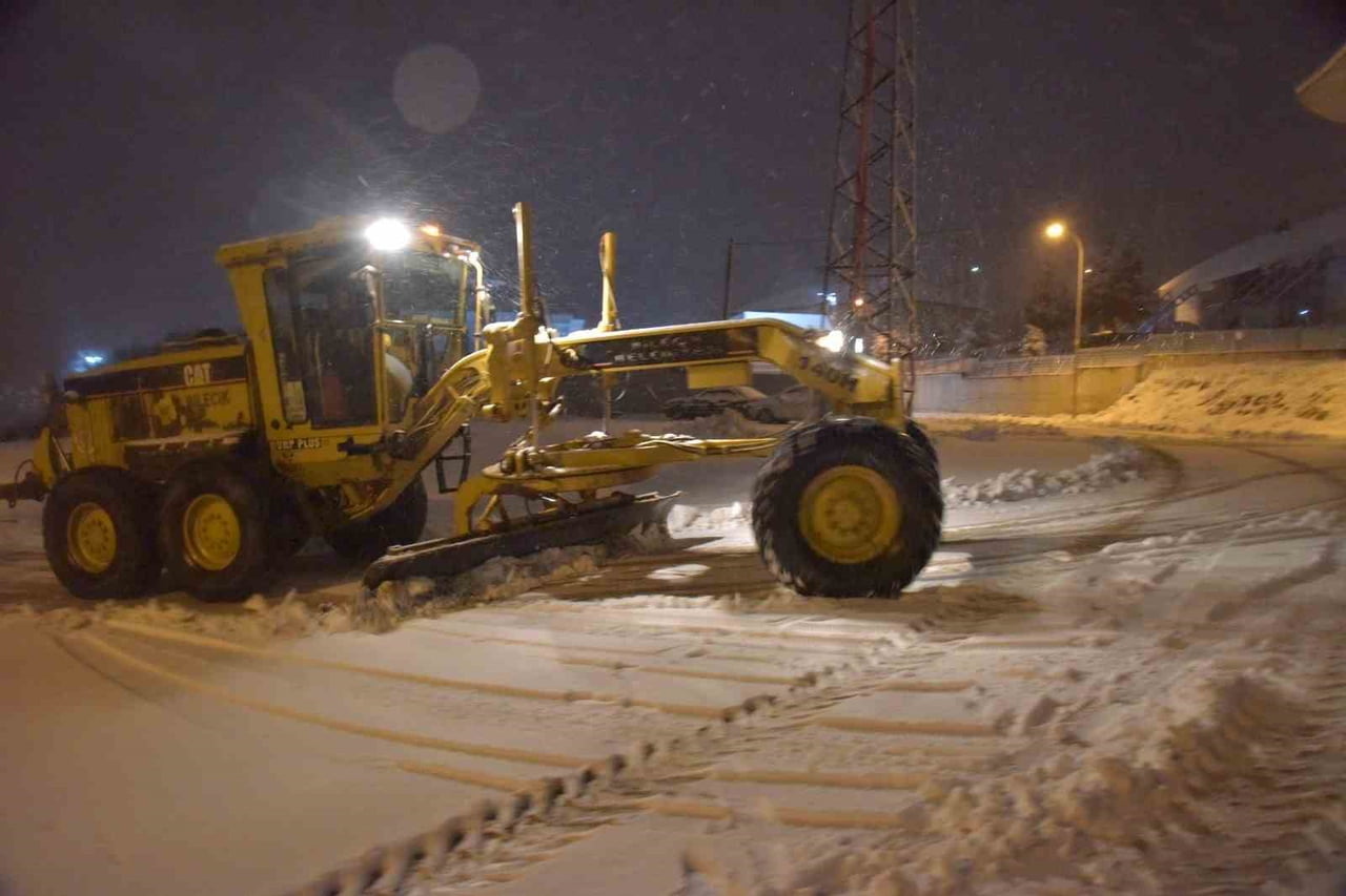 BİLECİK'TE BELEDİYE EKİPLERİNİN SABAHA SAATLERİNDE YOĞUN KAR MESAİSİ