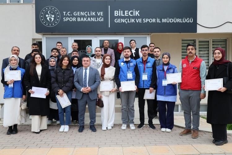 BİLECİK'TE GÖNÜLLÜ GENÇLERE TEŞEKKÜR BELGELERİ TAKDİM EDİLDİ