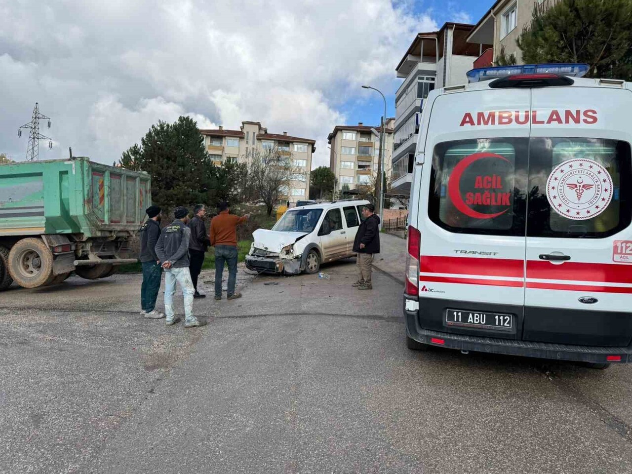 BİLECİK'TE KAMYON İLE HAFİF TİCARİ ARAÇ ÇARPIŞTI; 4 YARALI