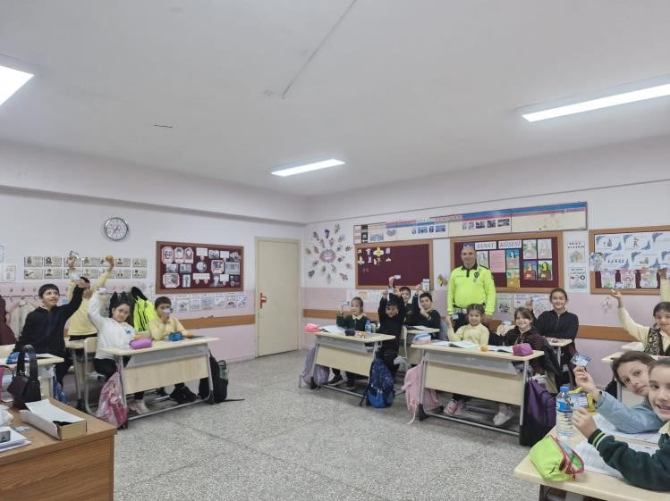 BİLECİK'TE ÖĞRENCİLERE TRAFİK GÜVENLİĞİ EĞİTİMİ VERİLDİ